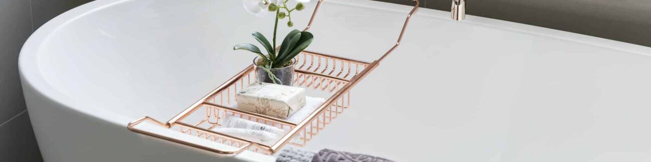 Moderne schöne Badewanne mit Details