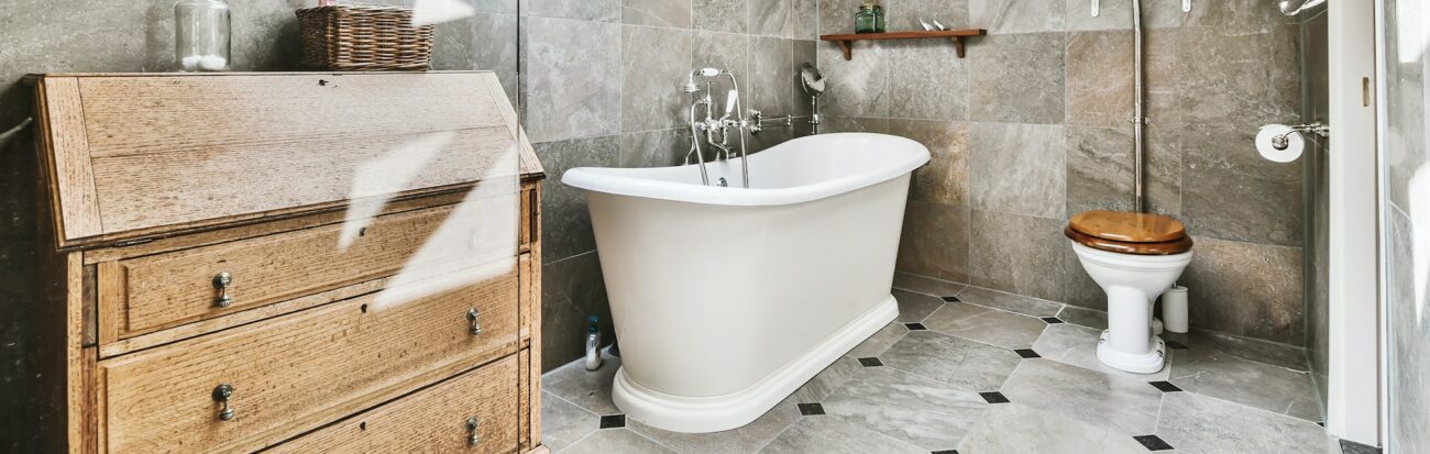 Schönes, modernes Badezimmer mit älterem Interieur